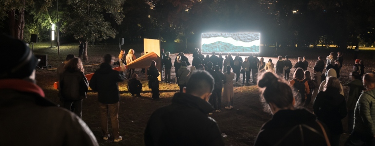 Diváci sledující audiovizuální dílo o CHKO Soutok na Signal Festu 2025.