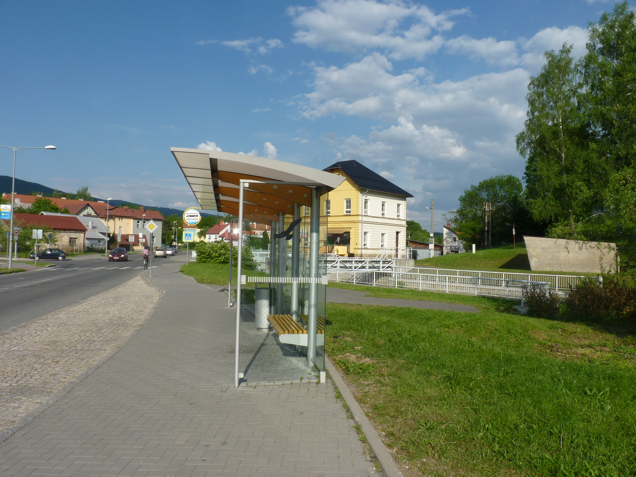 nezabezpečená skleněná zastávka je nebezpečná pro ptáky