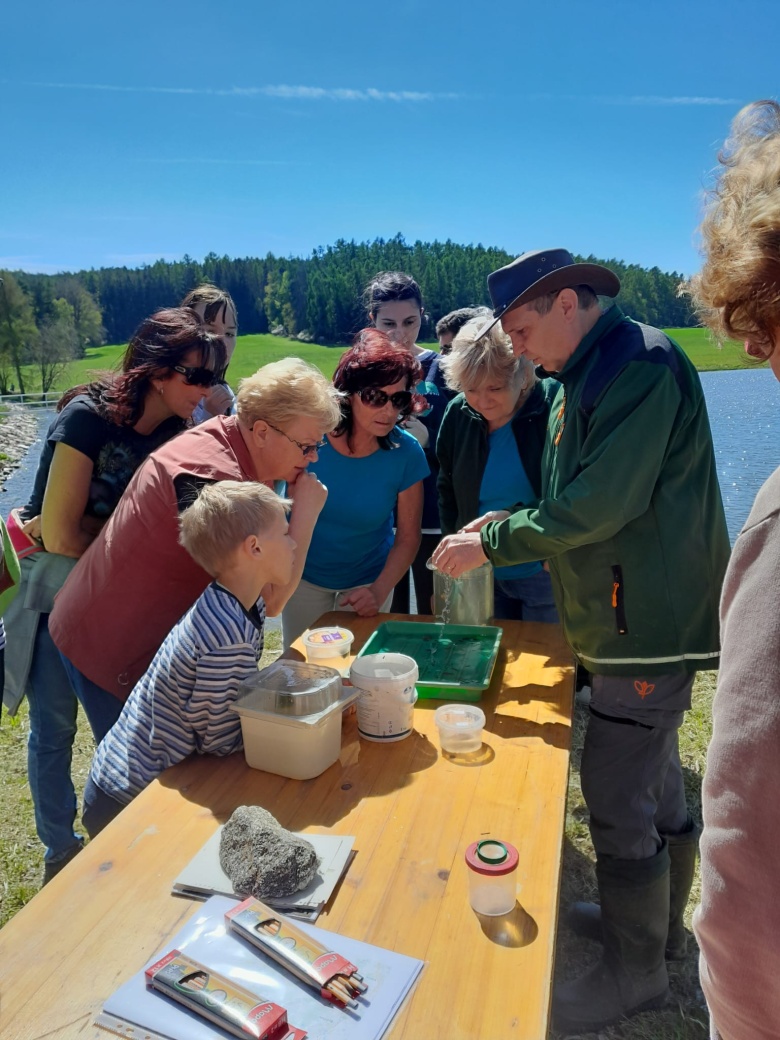 Návštěvníci sledují ukázku vodních živočichů.