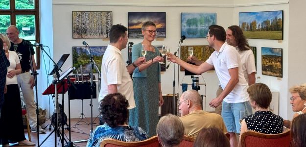 Slavnostní přípitek v rámci vernisáže výstavy fotografií Brdy zblízka i zdálky