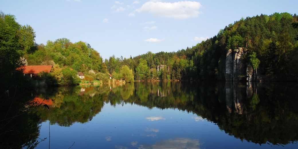 rybník, stavby, skály (foto: Správa CHKO Český ráj)