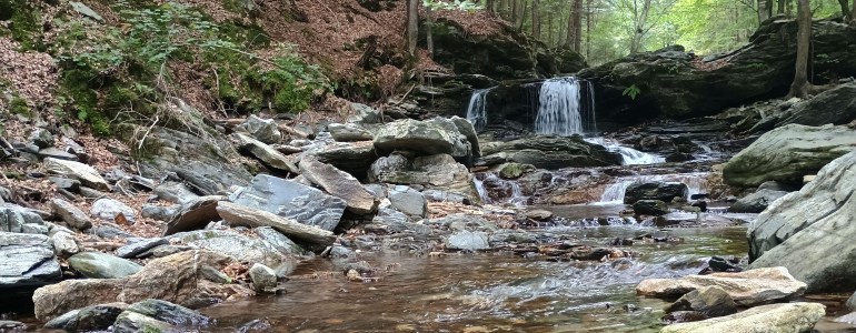 Pohled do Skalního potoka s balvany.