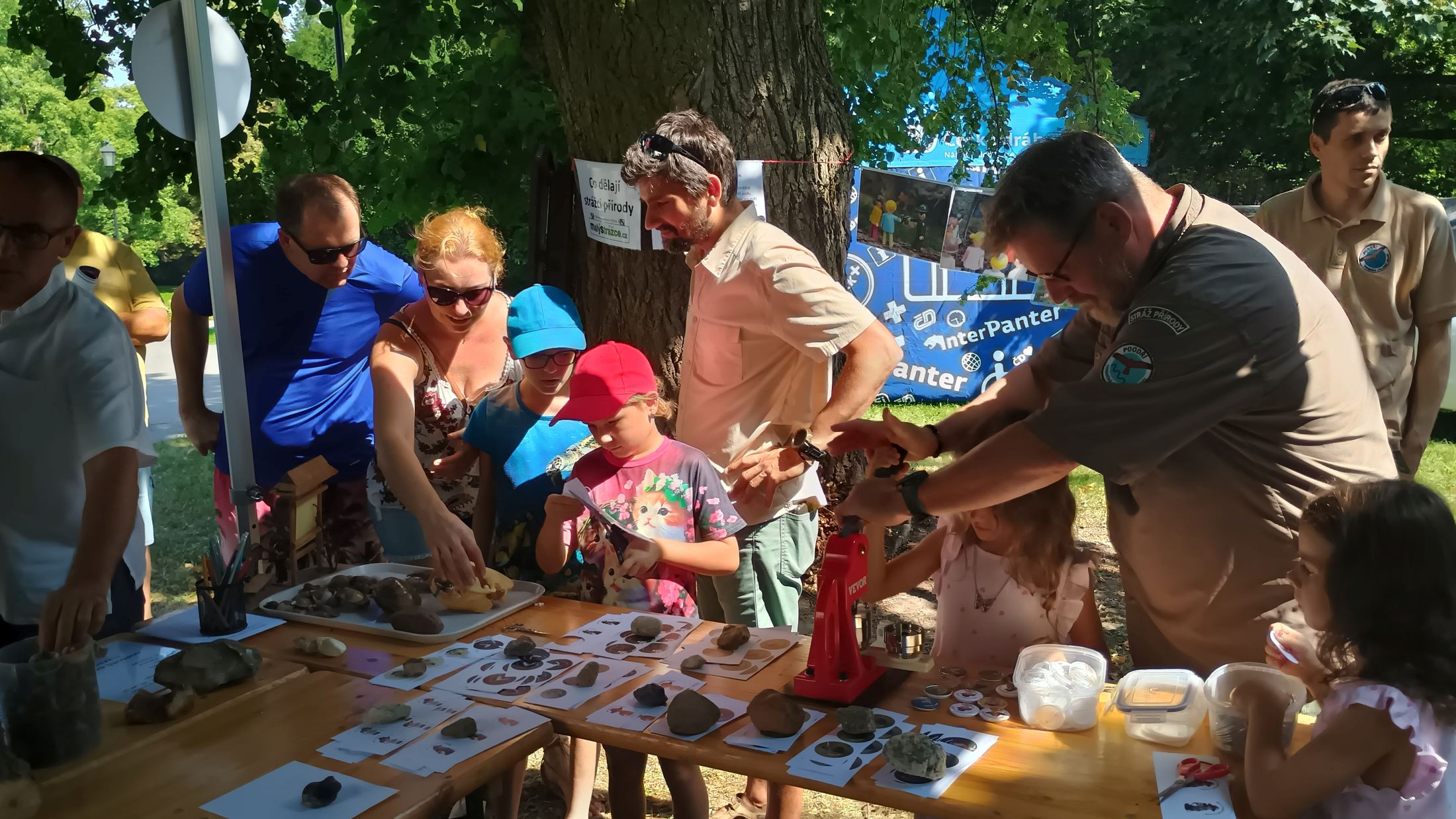 Vyrábíme odznaky pro malé strážce.